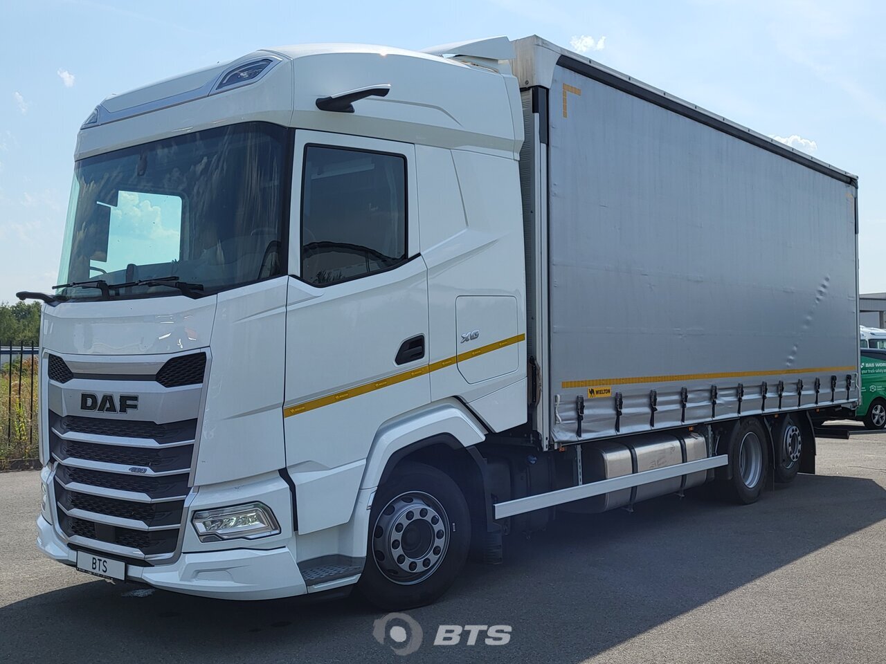 Front left : DAF XG 480 6X2 WIELTON Camion rideaux coulissants