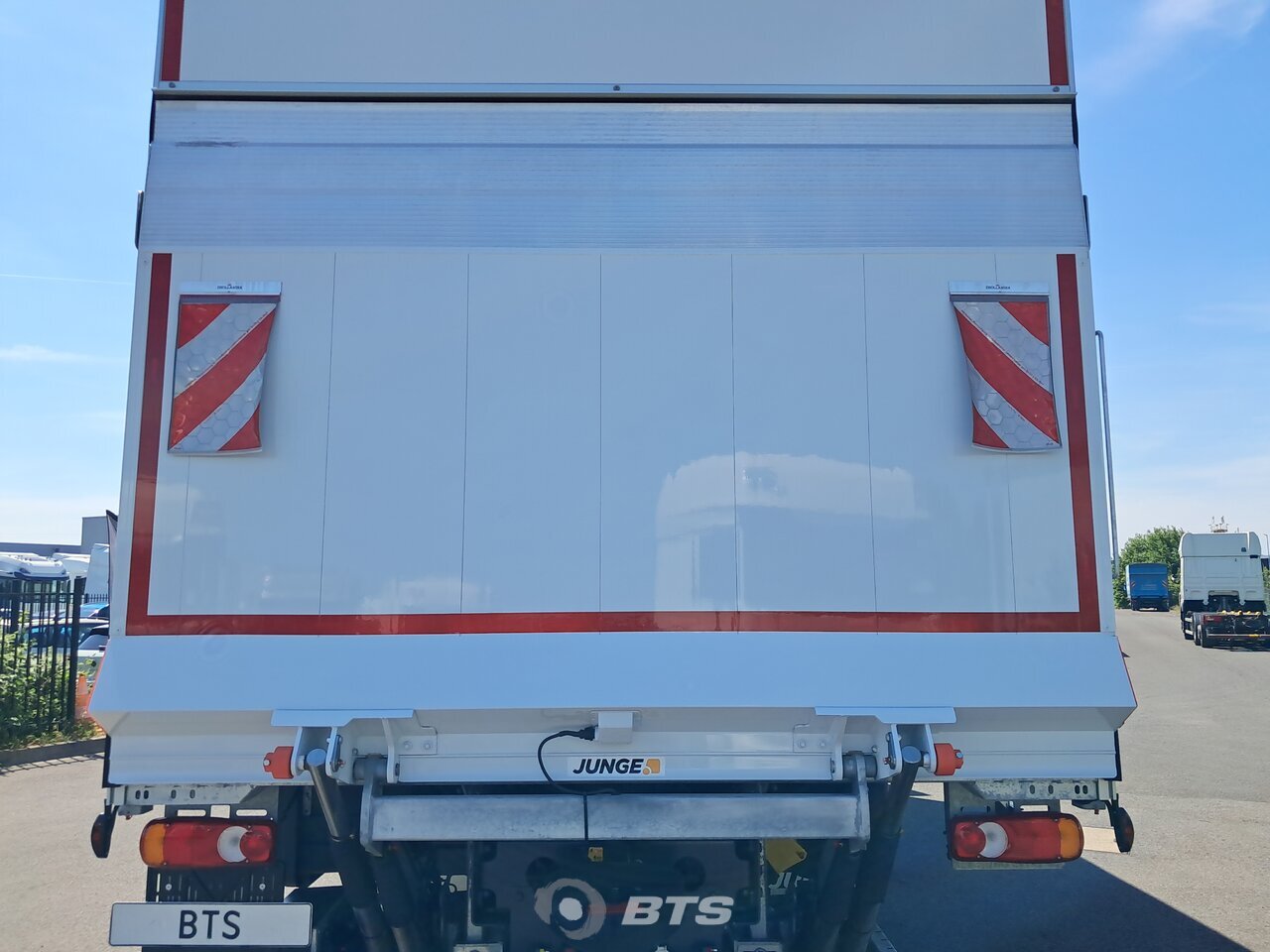 Tailgate : DAF XB 290 4X2 Junge Camion rideaux coulissants