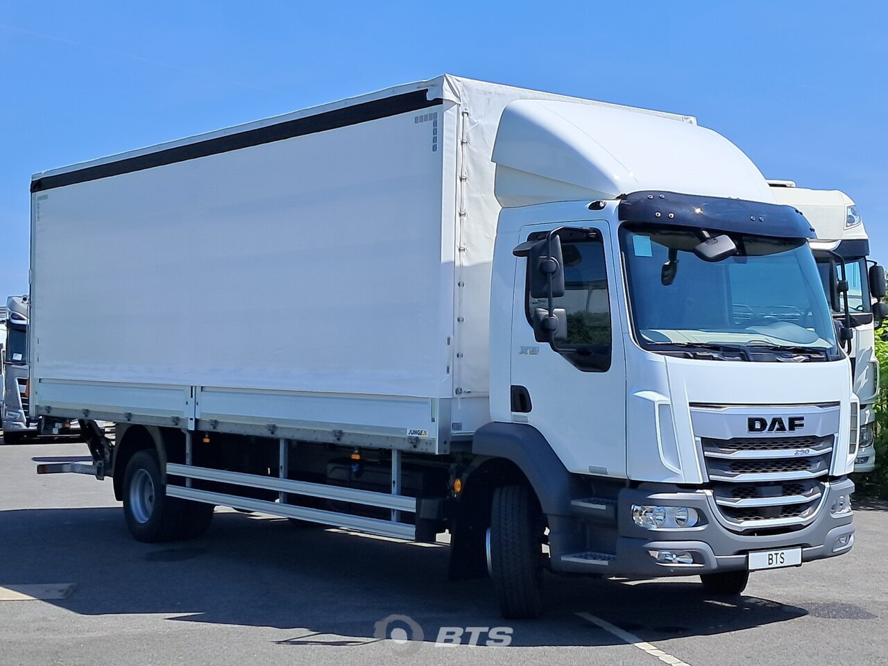 Front right : DAF XB 290 4X2 Junge Camion rideaux coulissants