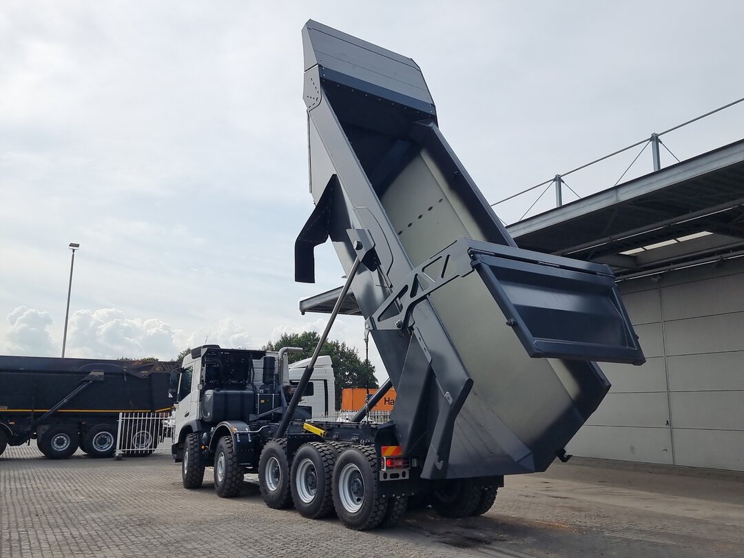 Back left : Volvo FMX 520 Caminhão Basculante