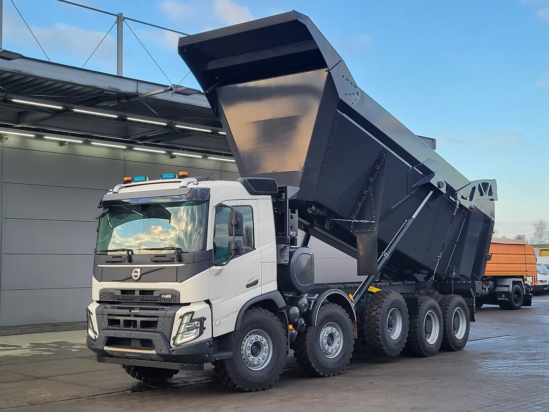 Front left : Volvo FMX 520 Самосвал камион