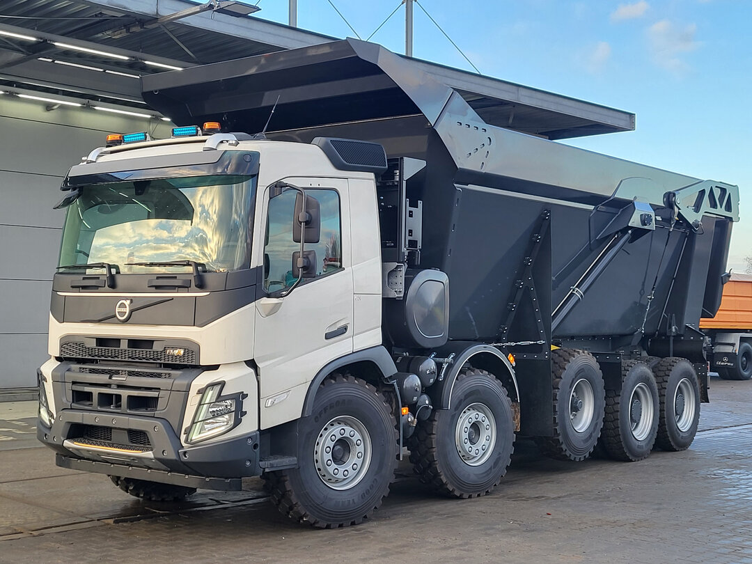 Front left : Volvo FMX 520 Самосвал камион