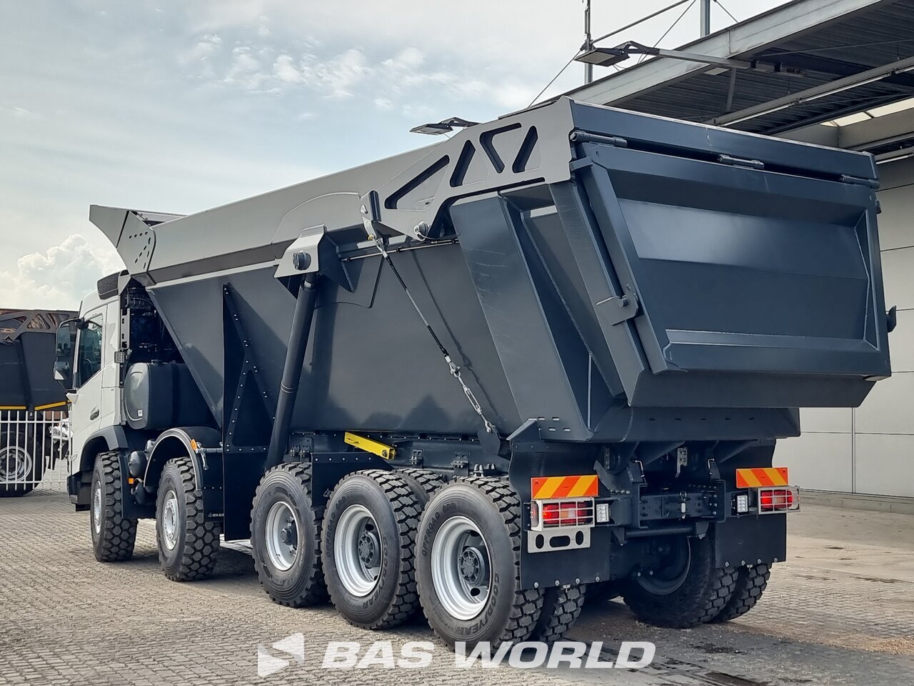 Back left : Volvo FMX 520 10X4 KH Kipper Tippelad lastbil