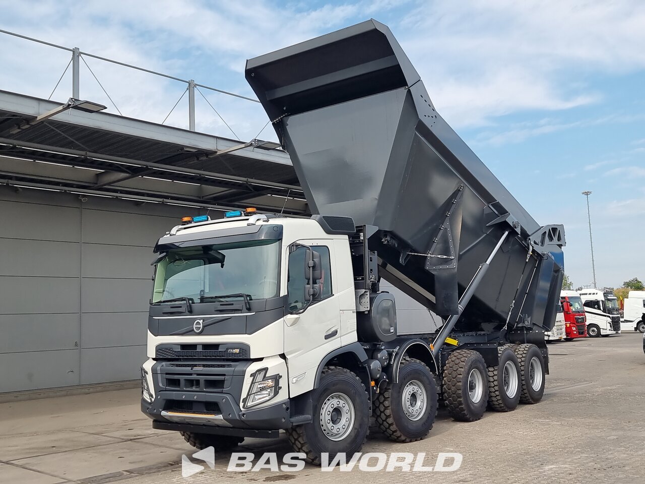 Front left : Volvo FMX 520 10X4 KH Kipper Tippelad lastbil