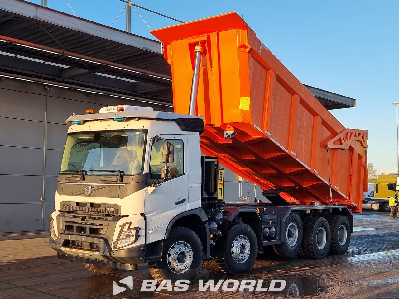 Front left : Volvo FMX 520 10X4 KH-Kipper Tippelad lastbil