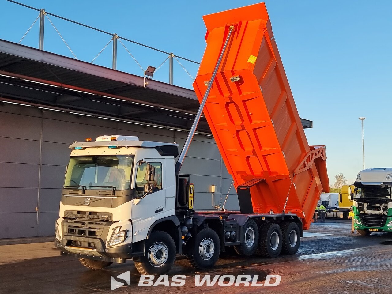 Front left : Volvo FMX 520 10X4 KH-Kipper Tippelad lastbil