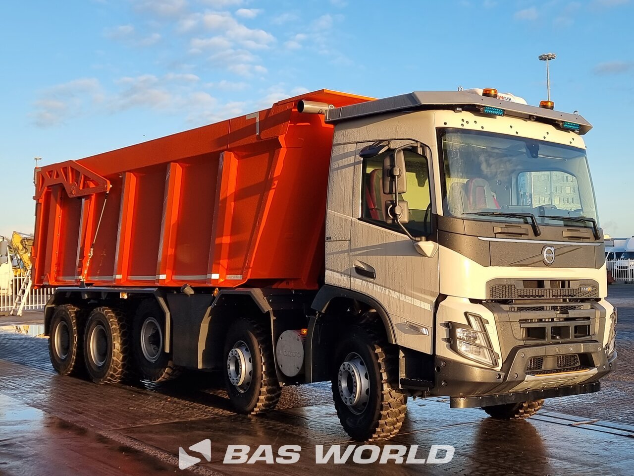 Front right : Volvo FMX 520 10X4 KH-Kipper Tippelad lastbil