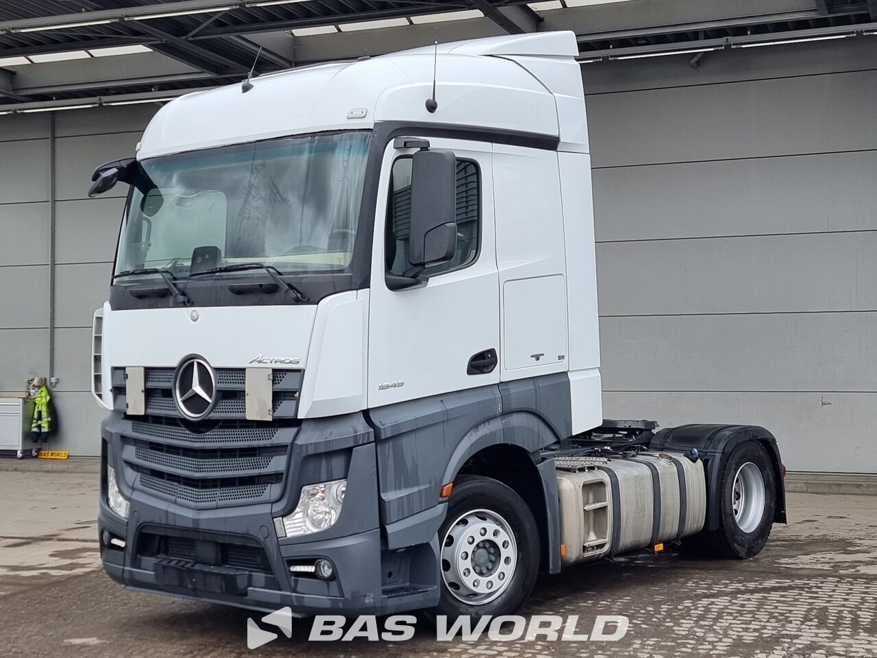 Front left : Mercedes Actros 1845 4X2 Vetopöytäauto