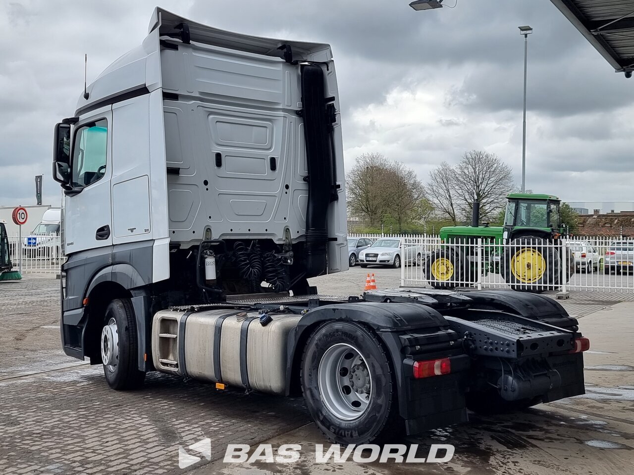 Back left : Mercedes Actros 1845 4X2 Vetopöytäauto