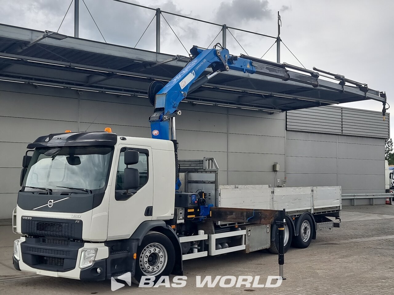 Front left : Volvo FE 320 6X2 Avolavakuorma-auto