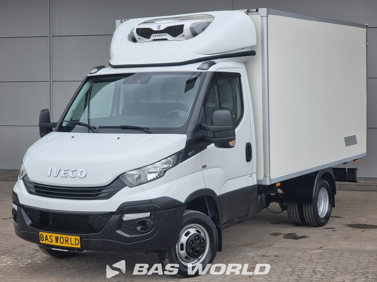 Front left : Iveco Daily 35C15 frigorifero chiuso