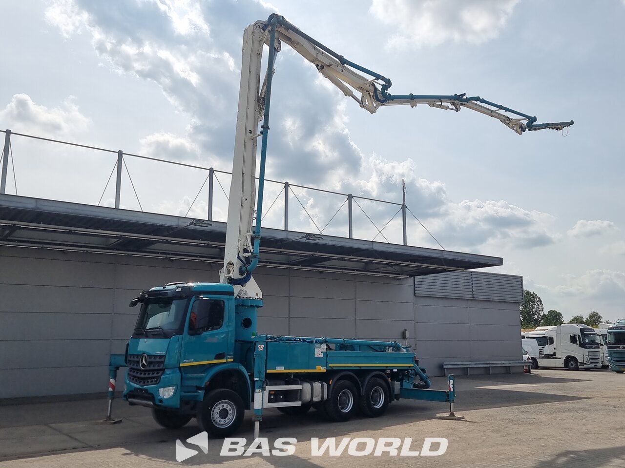 Front left : Mercedes Arocs 2836 6X4 Sermac Type: 5Z33. SCL 150 AHP Betonipumppu