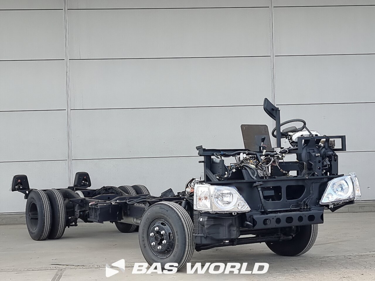 Front left : Hyundai County Bare 140PK Alusta