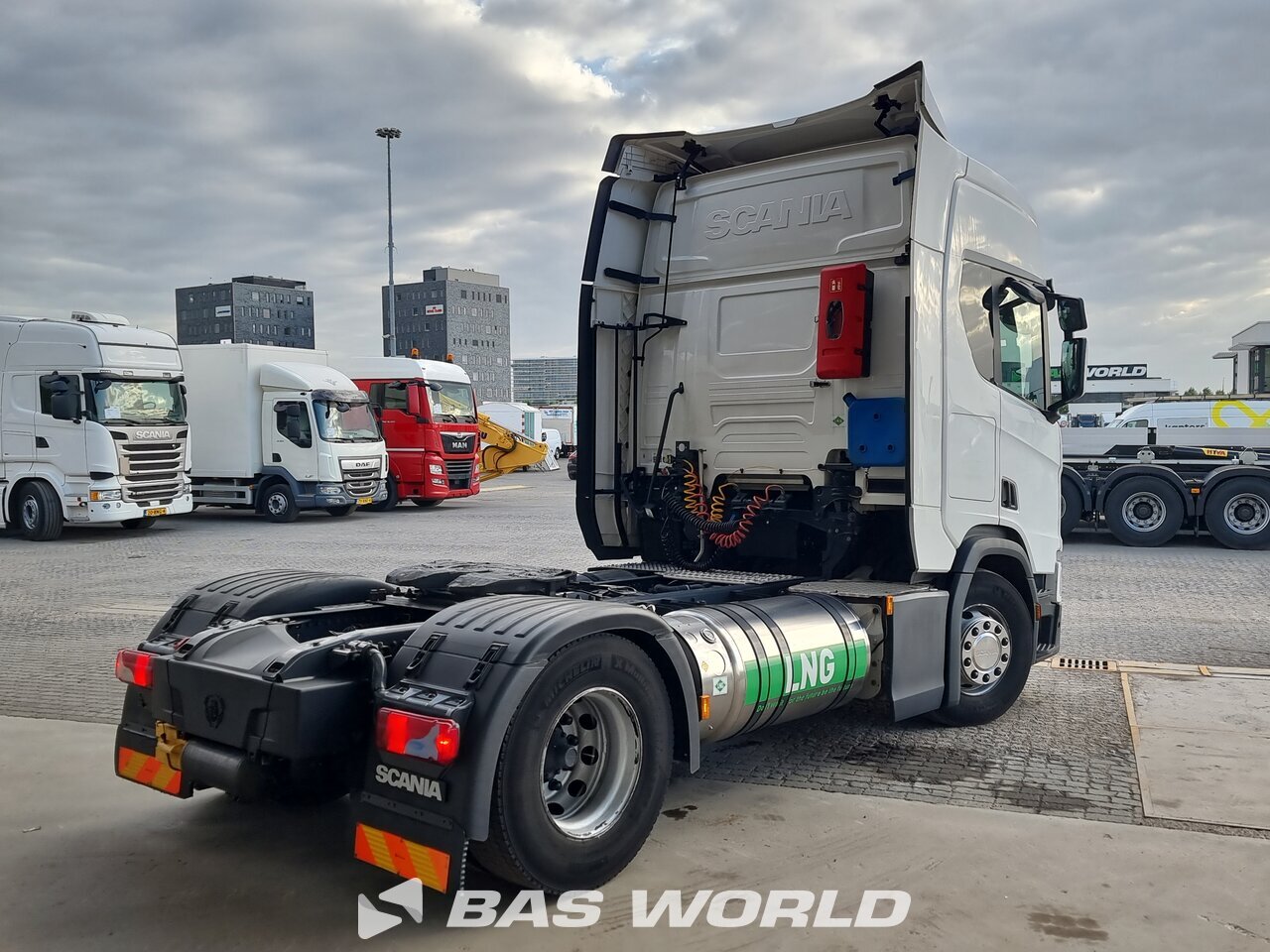 Back right : Scania R410 4X2 Vetopöytäauto