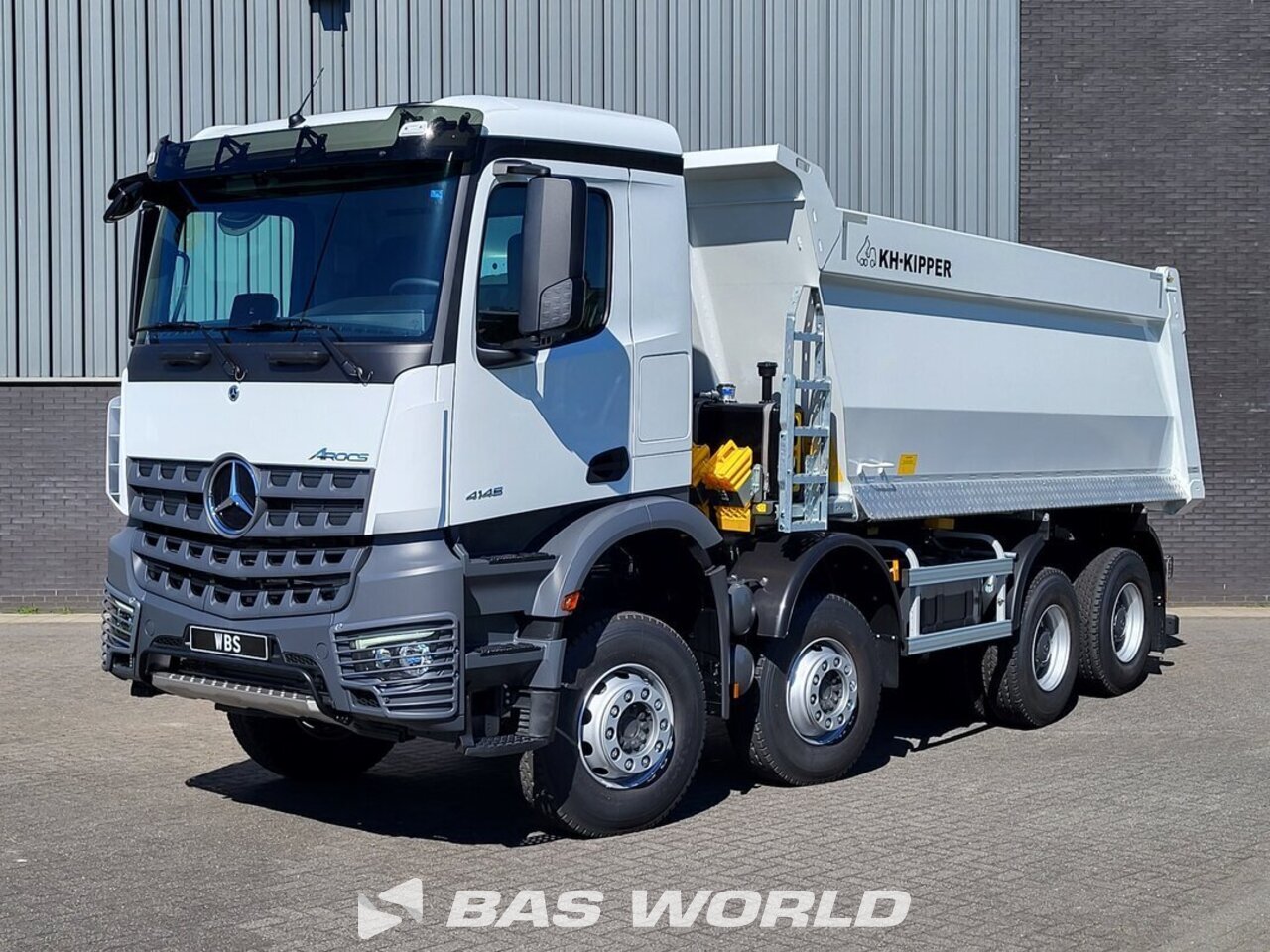 Front left : Mercedes Arocs 4145 8X4 KH Kipper Tippelad lastbil