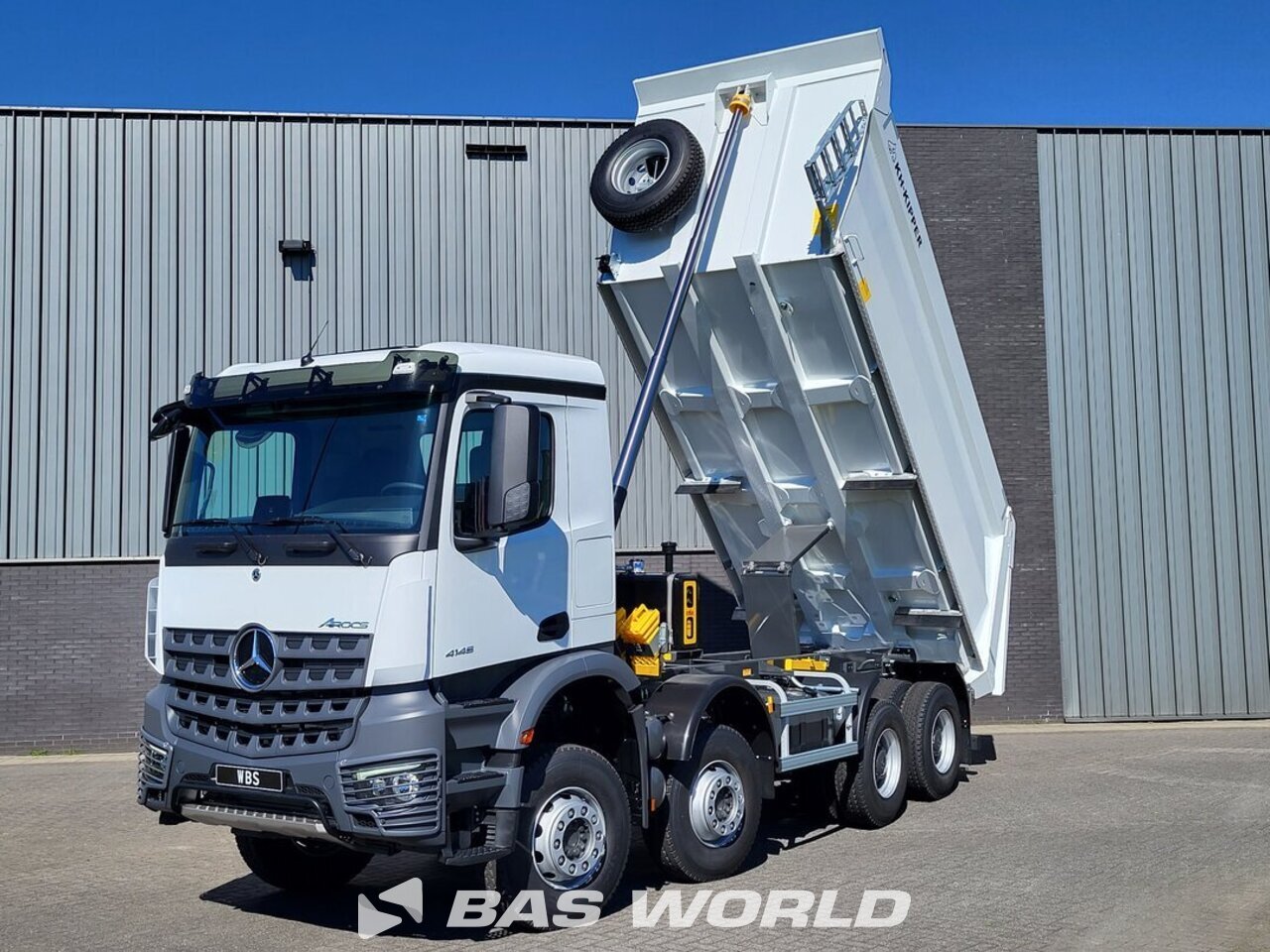 Front left : Mercedes Arocs 4145 8X4 KH Kipper Tippelad lastbil
