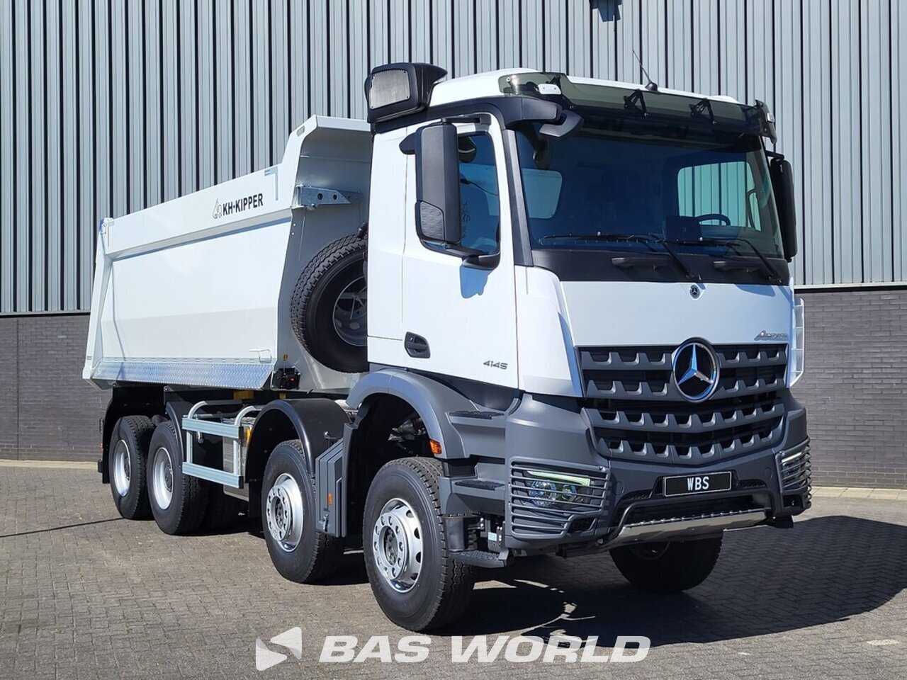 Front right : Mercedes Arocs 4145 8X4 KH Kipper Tippelad lastbil