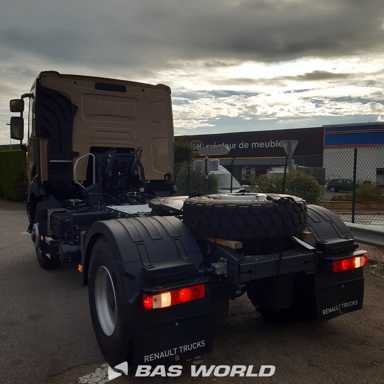 Back left : Renault C 480 4X4 Trækker