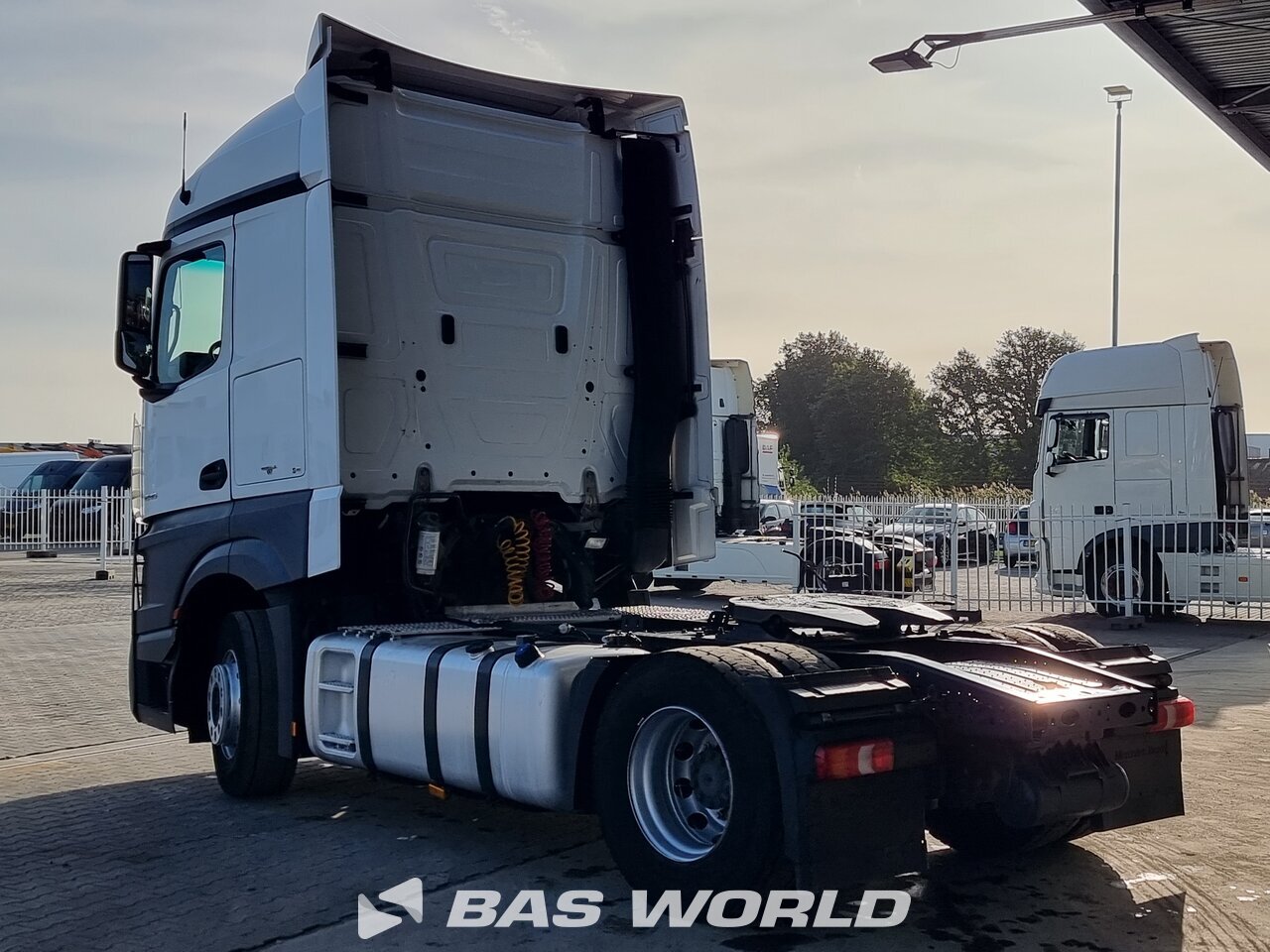 Back left : Mercedes Actros 1845 4X2 Trækker