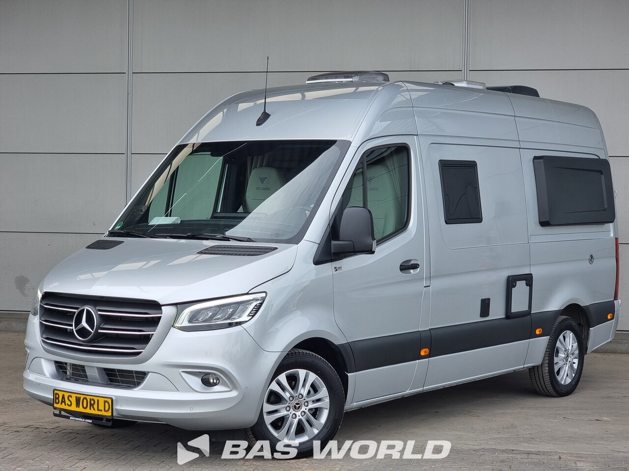 Front left : Mercedes Sprinter 319 CDI Asuntovaunut