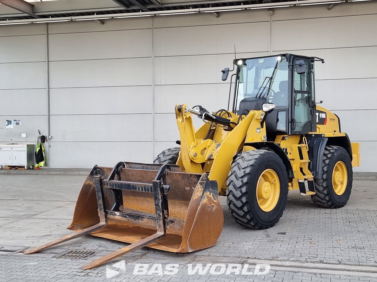 Front left : Caterpillar Læssemaskiner på hjul