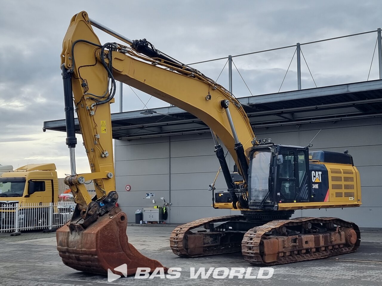 Front left : Caterpillar Bæltegravere