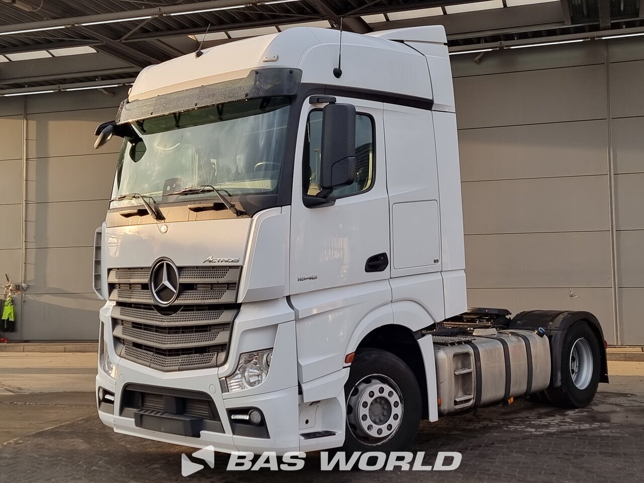 Front left : Mercedes Actros 1848 4X2 Trækker