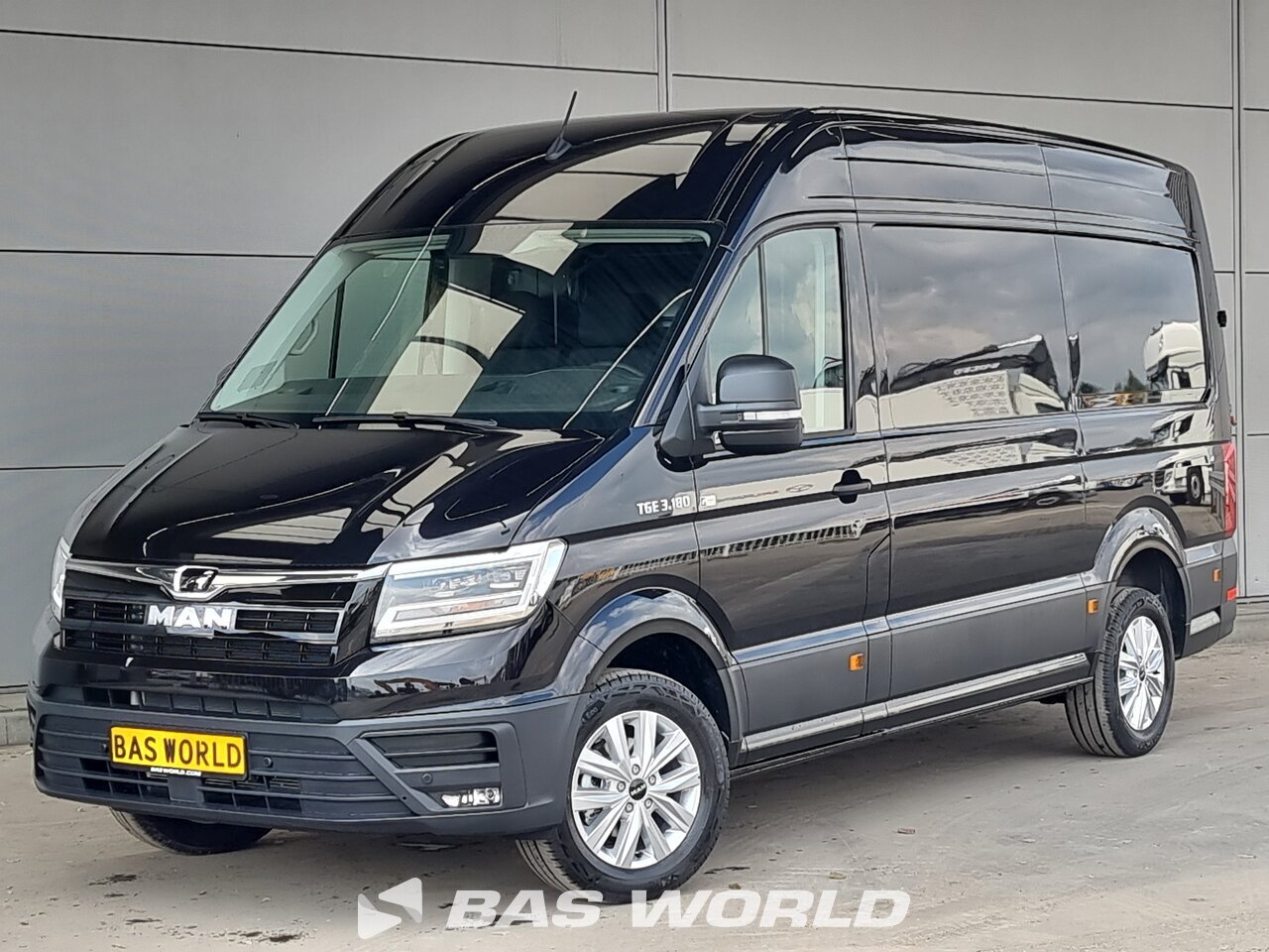 Front left : MAN TGE 3.180 Lukket varevogn