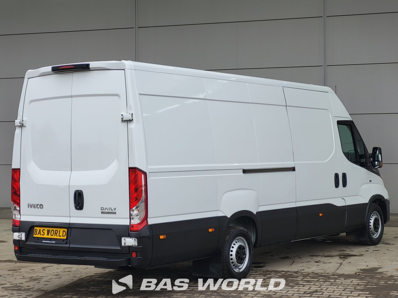 Back right : Iveco Daily 35S16 Suljettu pakettiauto