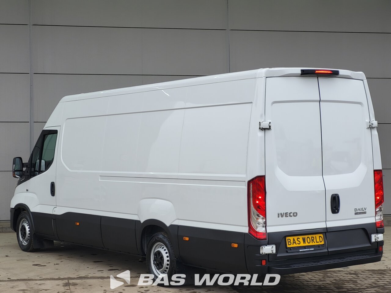 Back left : Iveco Daily 35S16 Suljettu pakettiauto