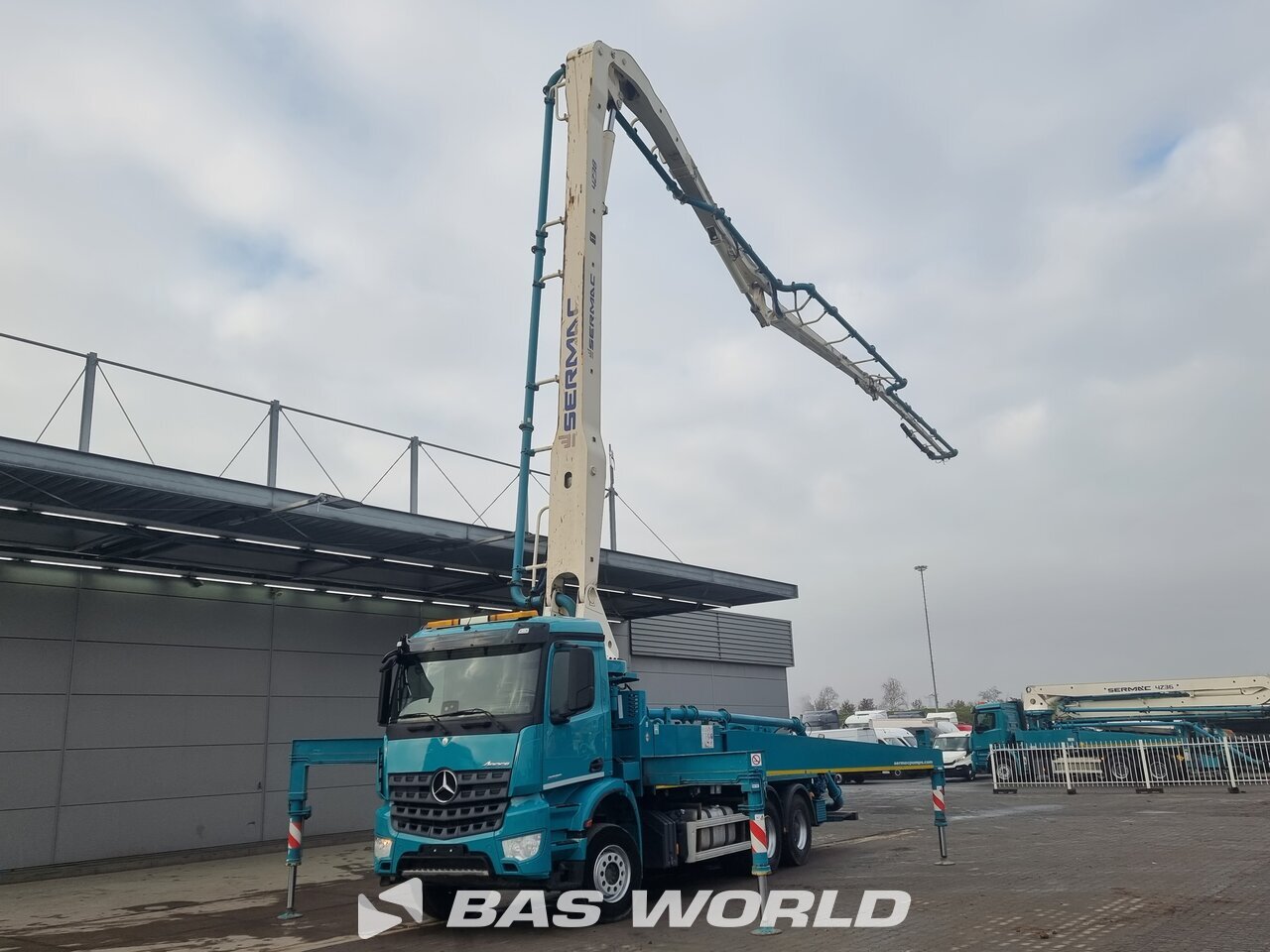 Front left : Mercedes Arocs 2836 6X4 Sermac  Type: AS8L09-150-76  Model: 4Z38 Betonpumpe