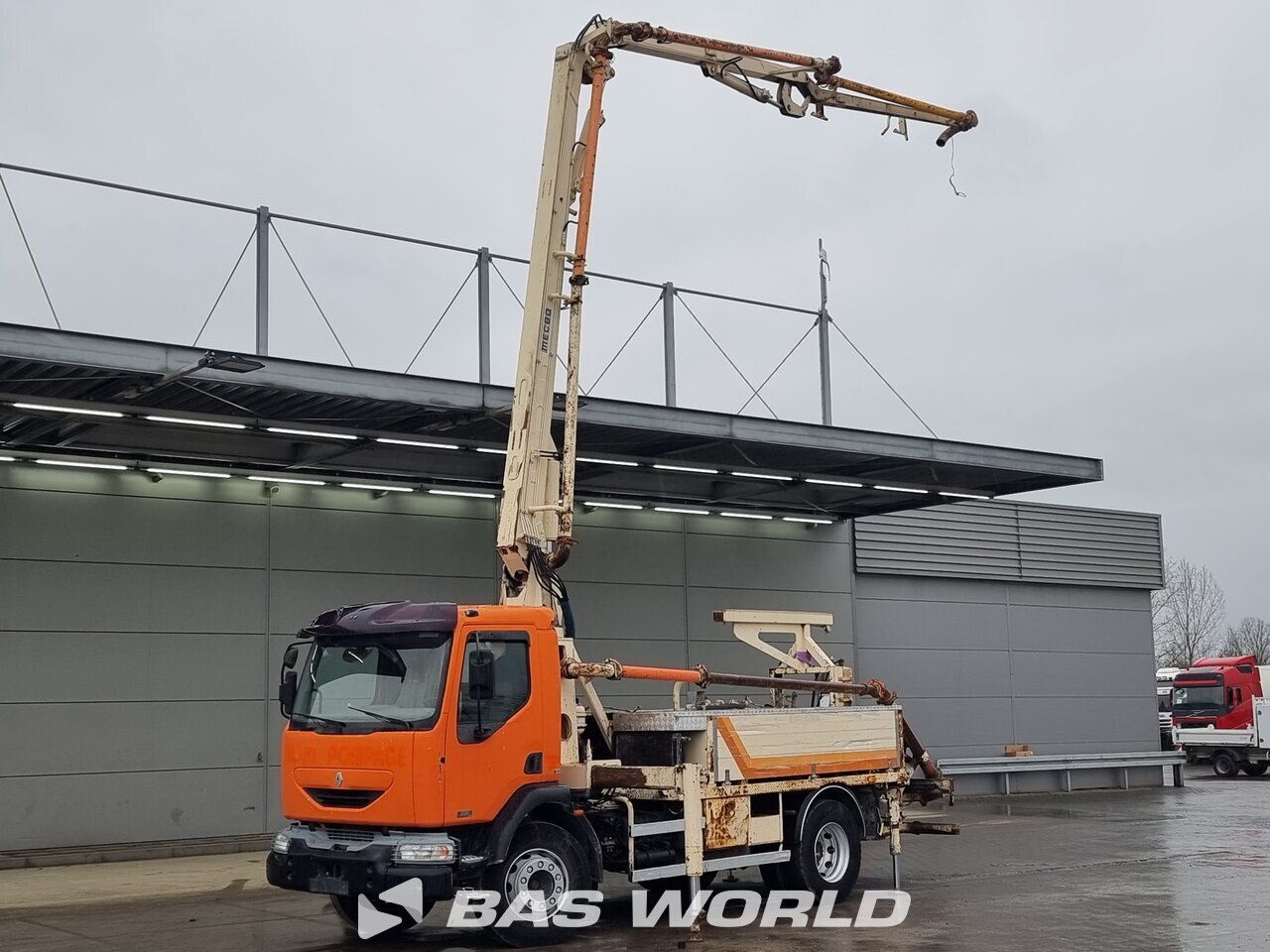 Front left : Renault Midlum 210 4X2 Mecbo Type: AUT P4.65/18.3 Mecbo Type: M3-18/100-Citypump Betonpumpe