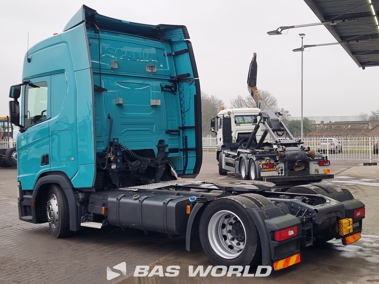 Back left : Scania R450 4X2 Vetopöytäauto