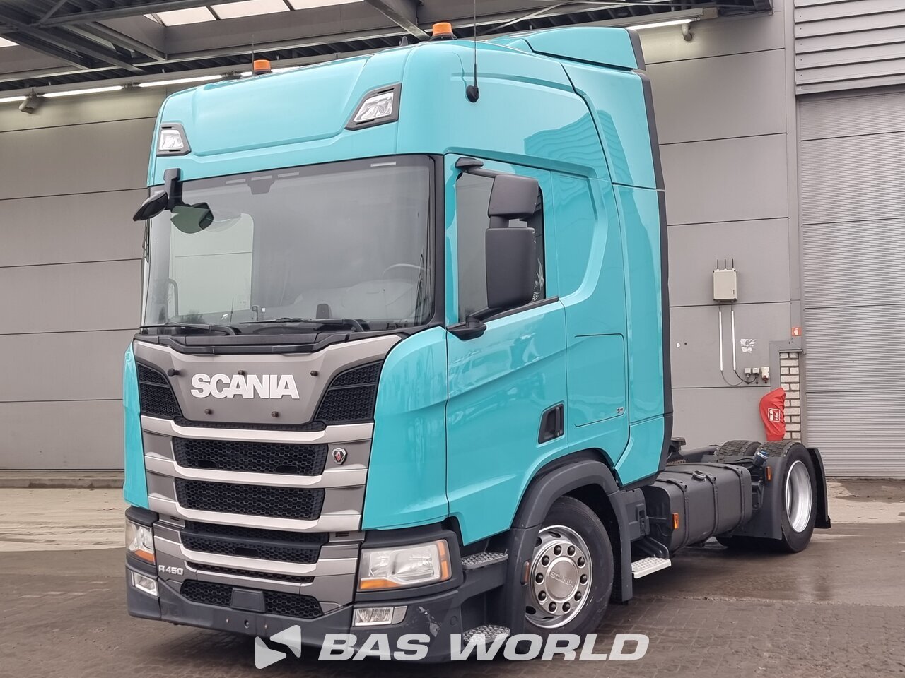 Front left : Scania R450 4X2 Vetopöytäauto