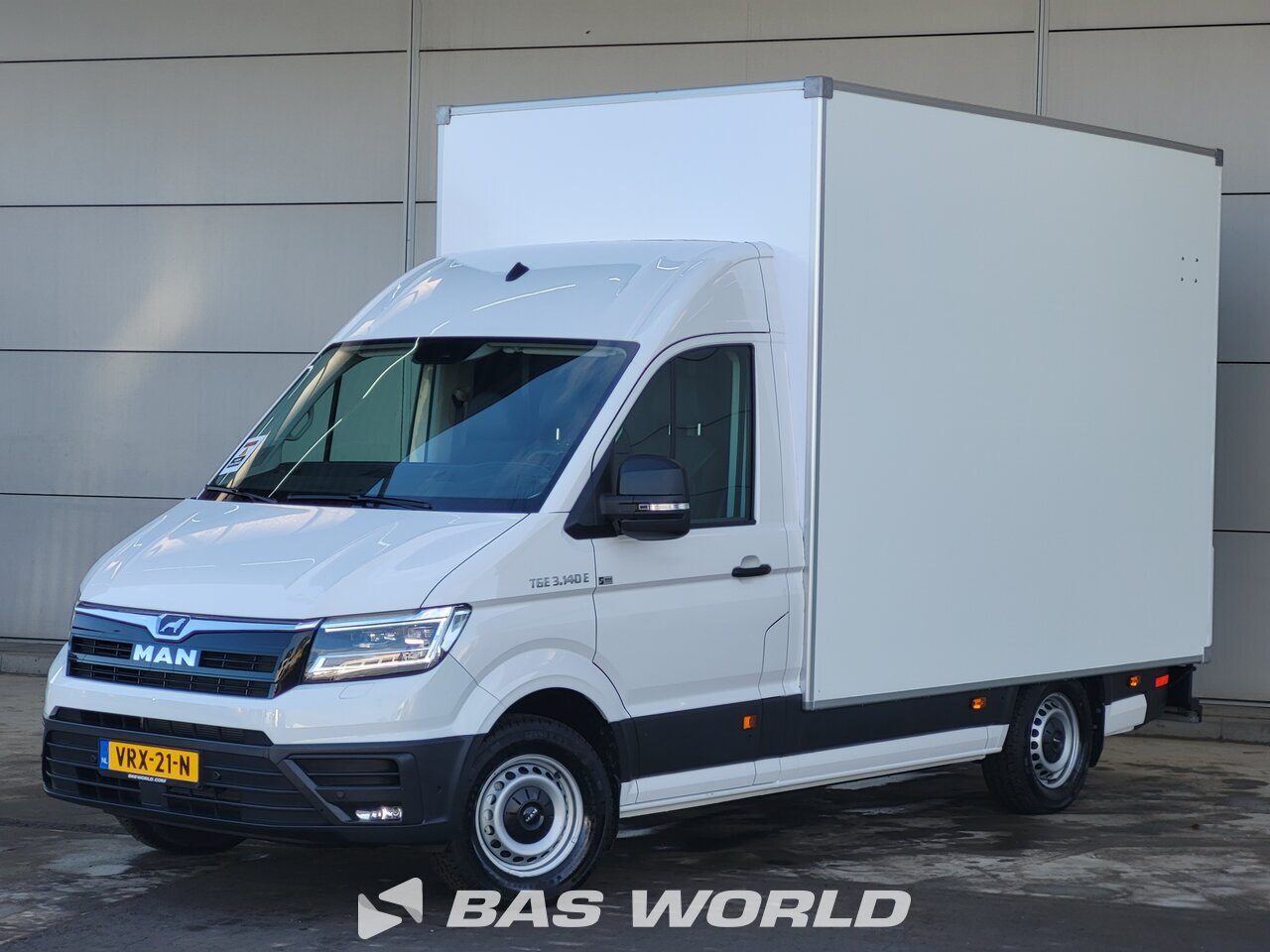 Front left : MAN TGE 3.140 E Cassoni