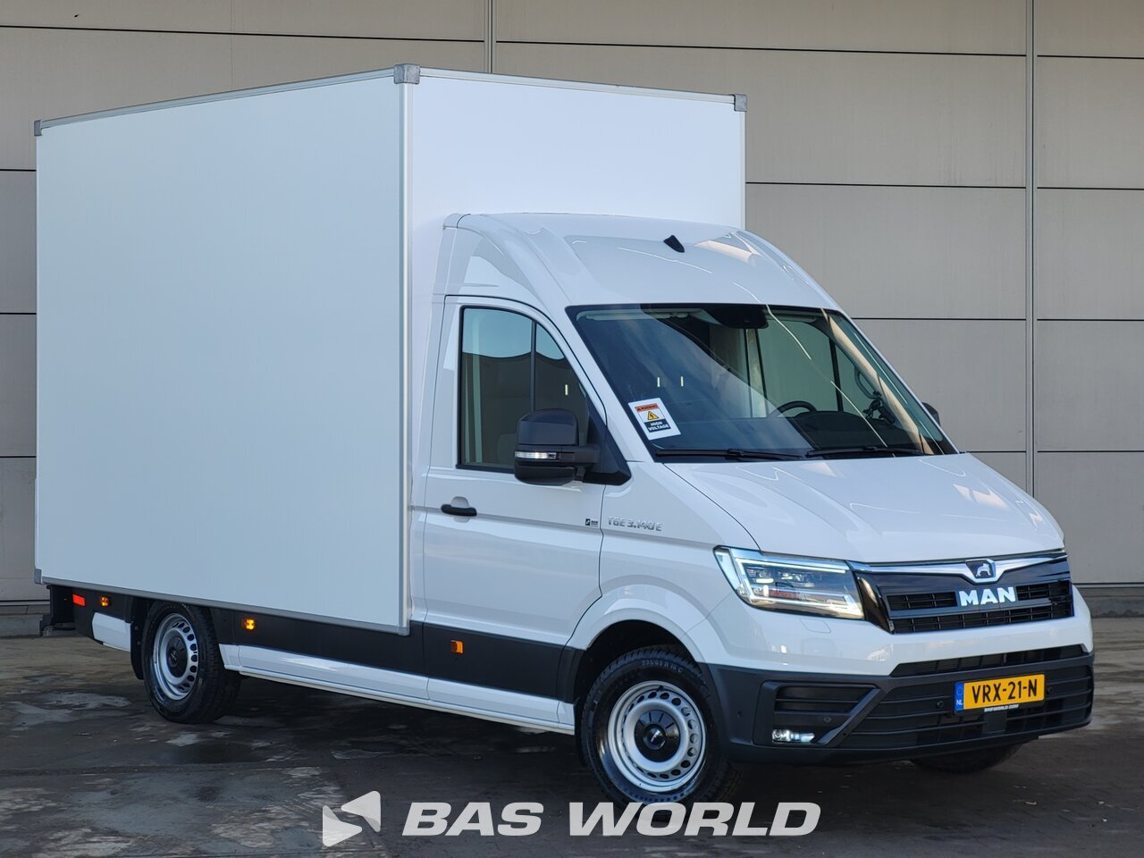 Front right : MAN TGE 3.140 E Cassoni