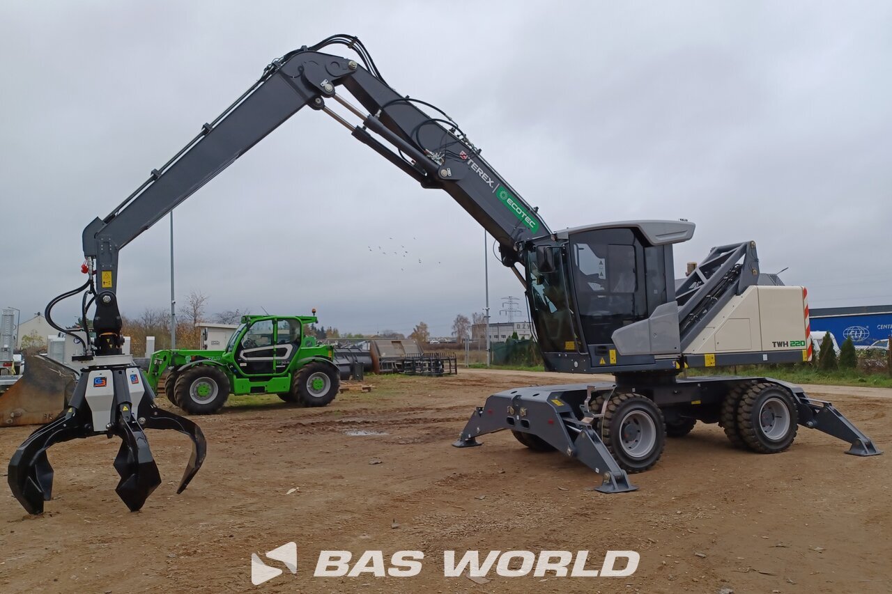 Front left : Terex Materiaalinkäsittelykone