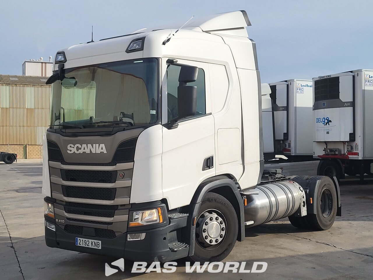 Front left : Scania R410 4X2 Vetopöytäauto