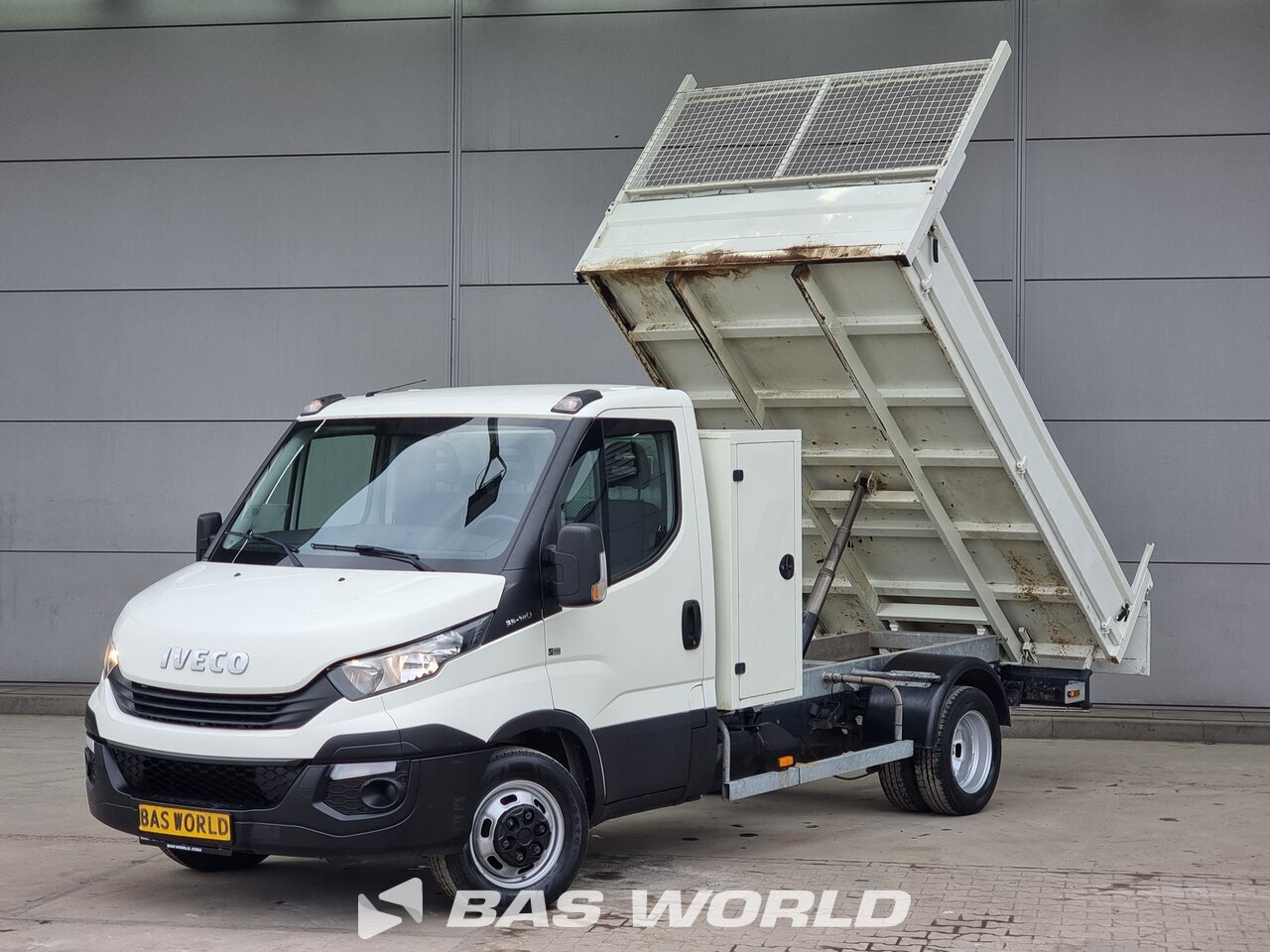 Front left : Iveco Daily 35C12 Kippi