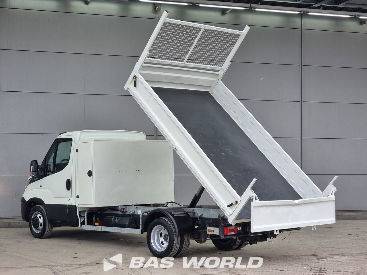 Back left : Iveco Daily 35C12 Kippi
