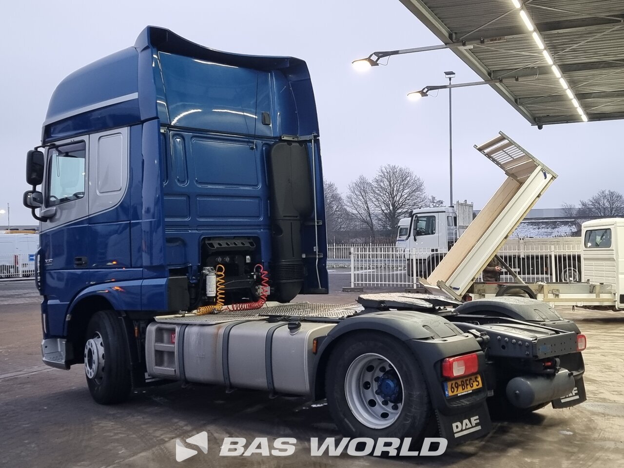 Back left : DAF XF 440 4X2 Trækker