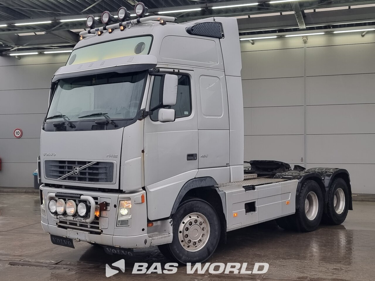 Front left : Volvo FH 520 6X4 Vetopöytäauto