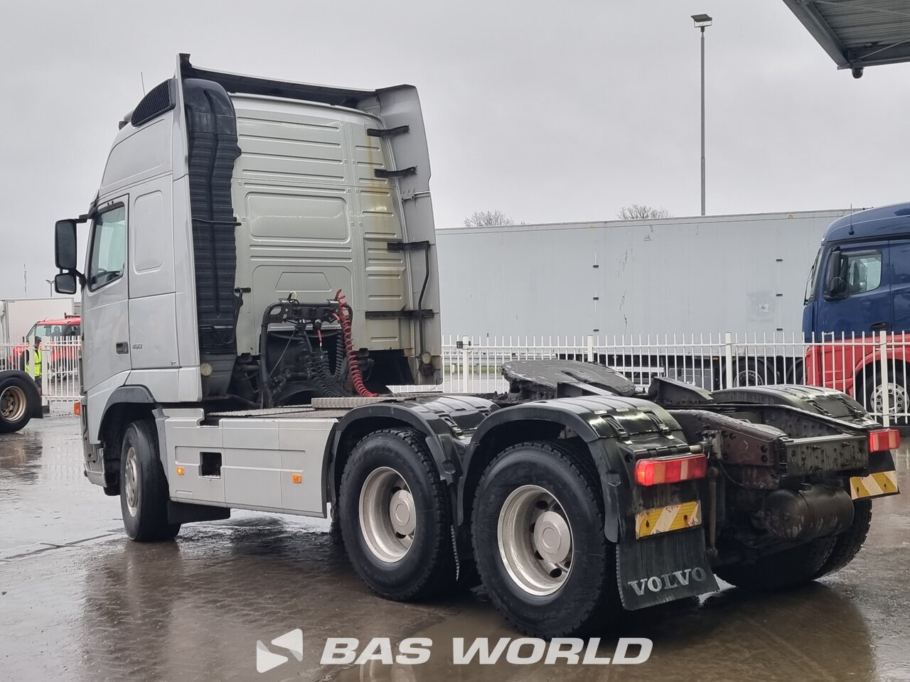 Back left : Volvo FH 520 6X4 Vetopöytäauto
