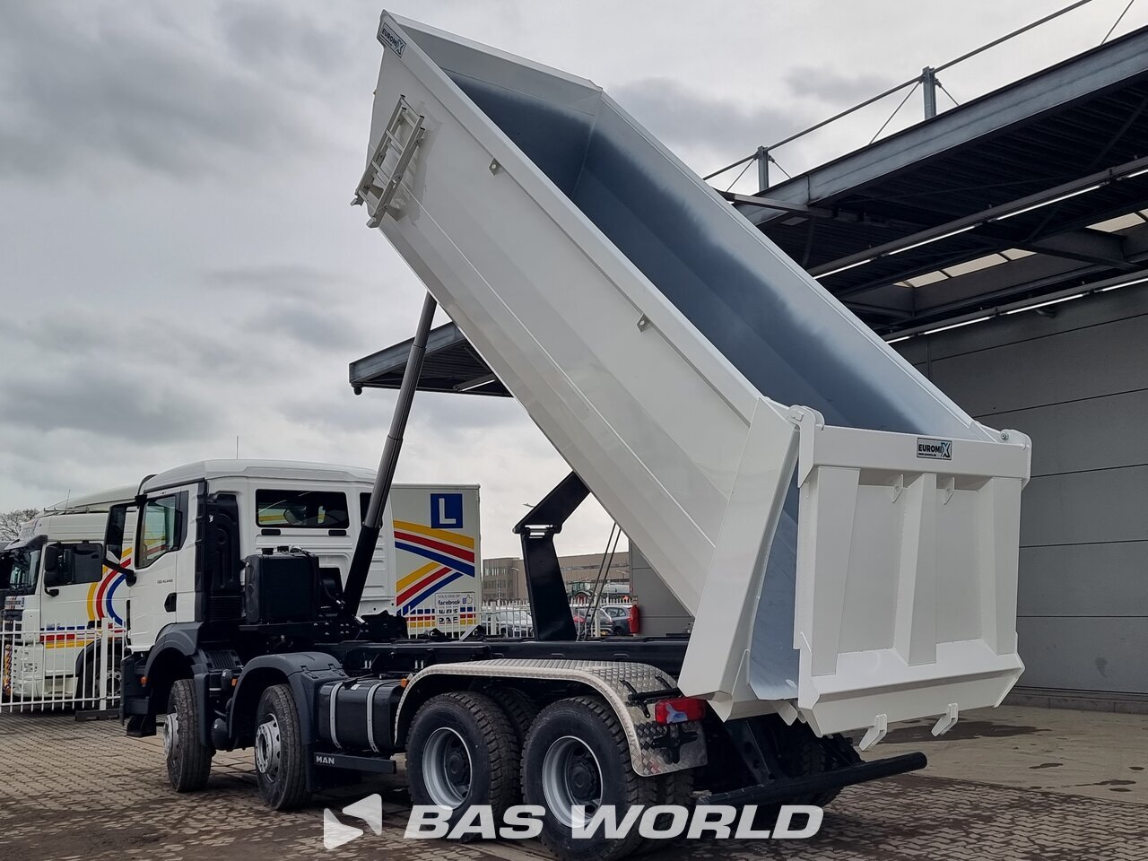 Back left : MAN TGS 41.440 8X4 Euromix Camion ribaltabile