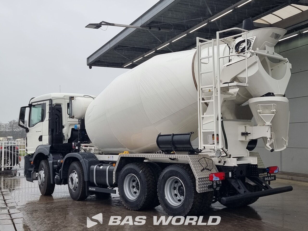Back left : MAN TGS 32.440 8X4 Euromix EM 9 L Betoniauto