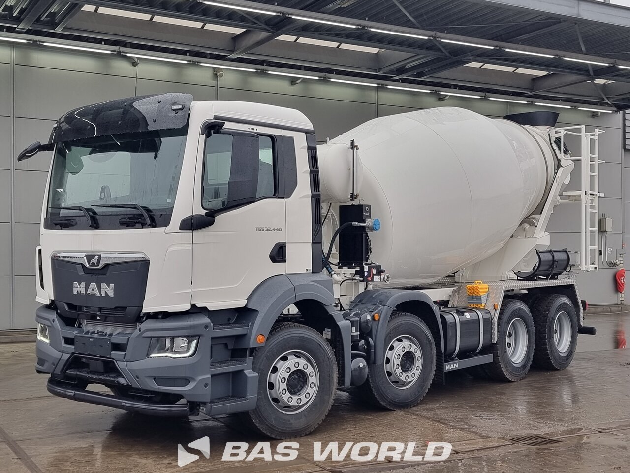 Front left : MAN TGS 32.440 8X4 Euromix EM 9 L Betoniauto