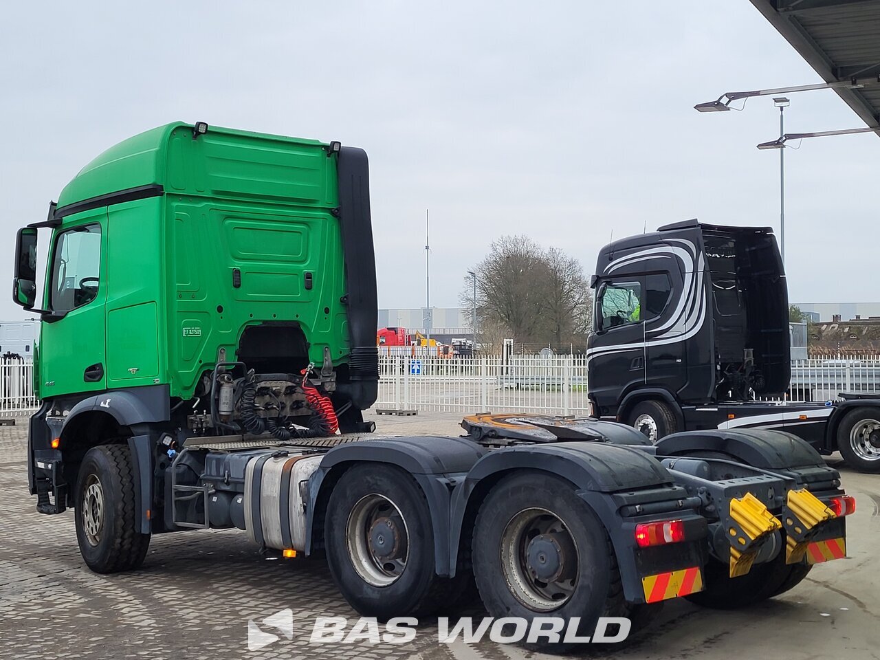 Back left : Mercedes Arocs 2645 6X4 Trækker