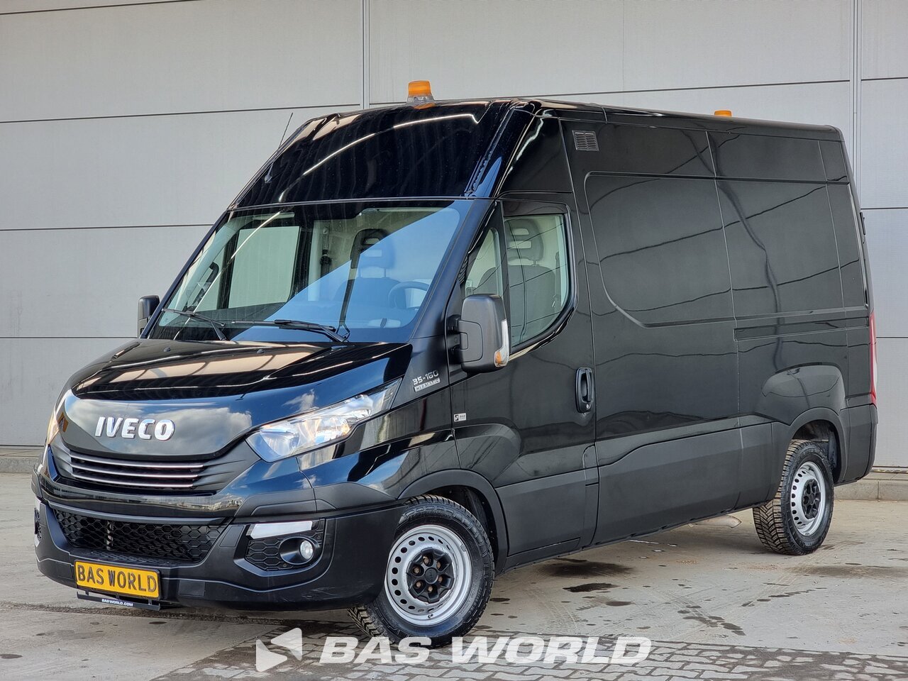 Front left : Iveco Daily 35S16 Lukket varevogn