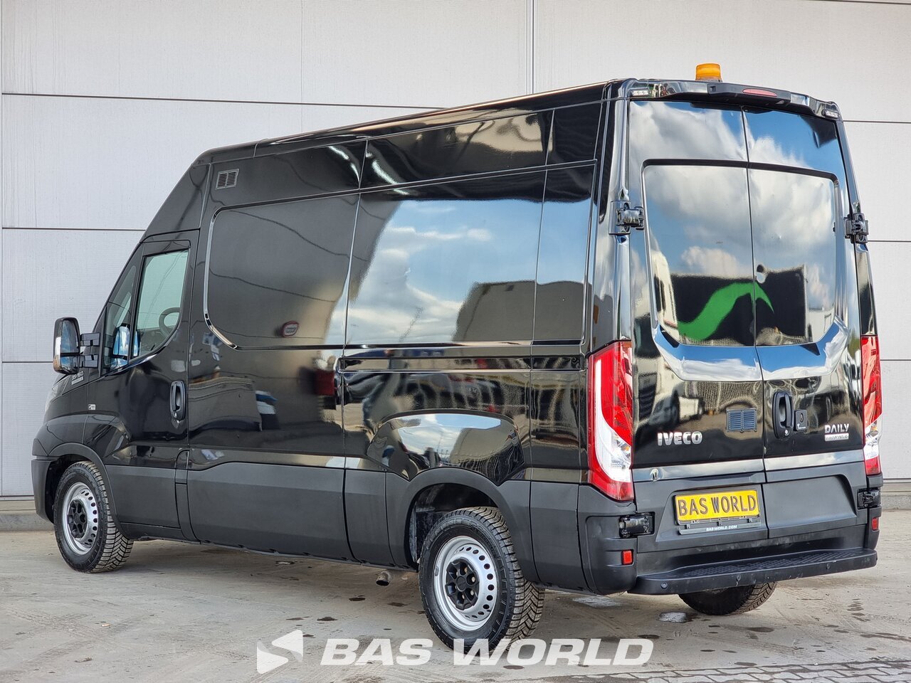 Front right : Iveco Daily 35S16 Lukket varevogn