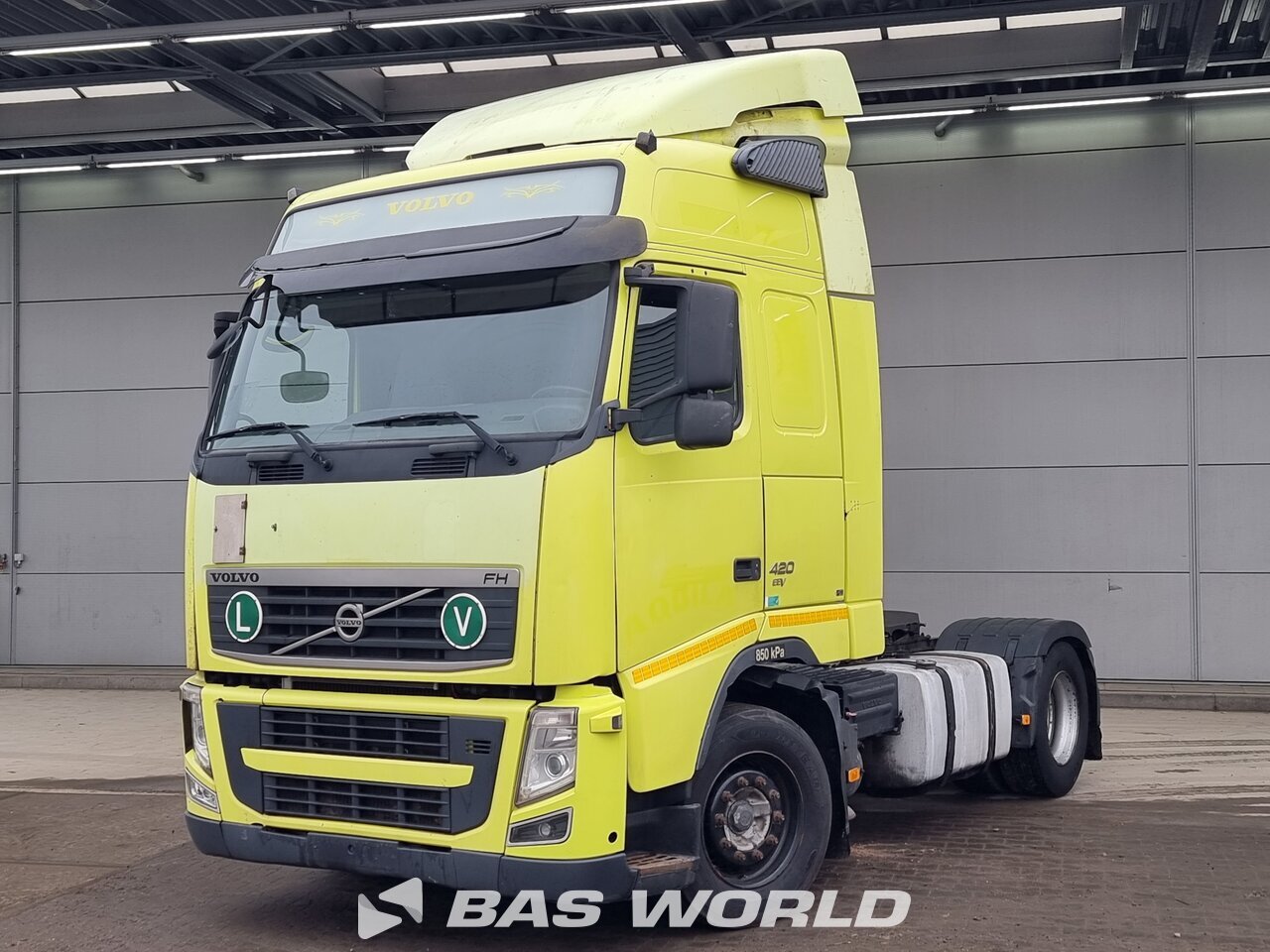 Front left : Volvo FH 420 4X2 Vetopöytäauto